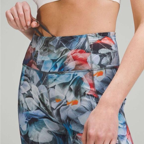 Lululemon Fast and Free High-Rise Tight 25" in Luminescent Floral Multi - Picture 6 of 10